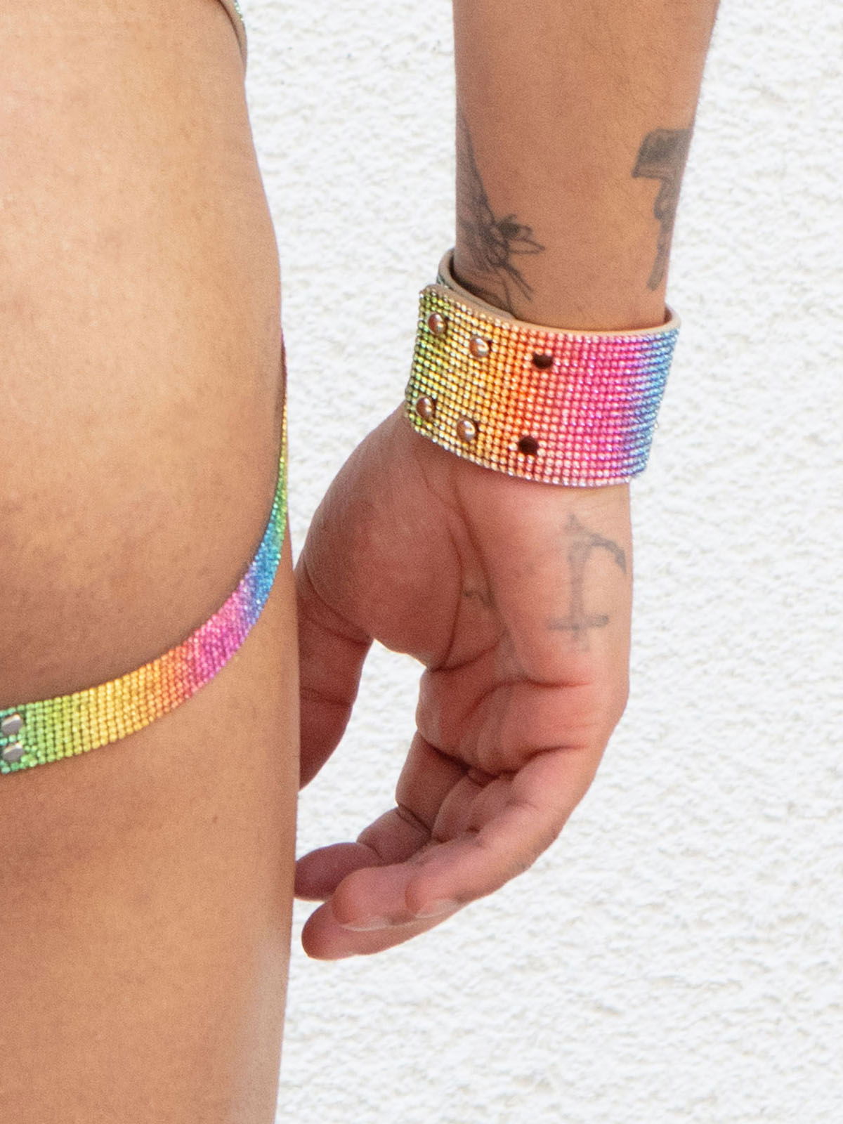 Brunos \ NEU \ Lorand Lajos \ Lorand Lajos rainbow S/M Cuff mit Logo Crystal