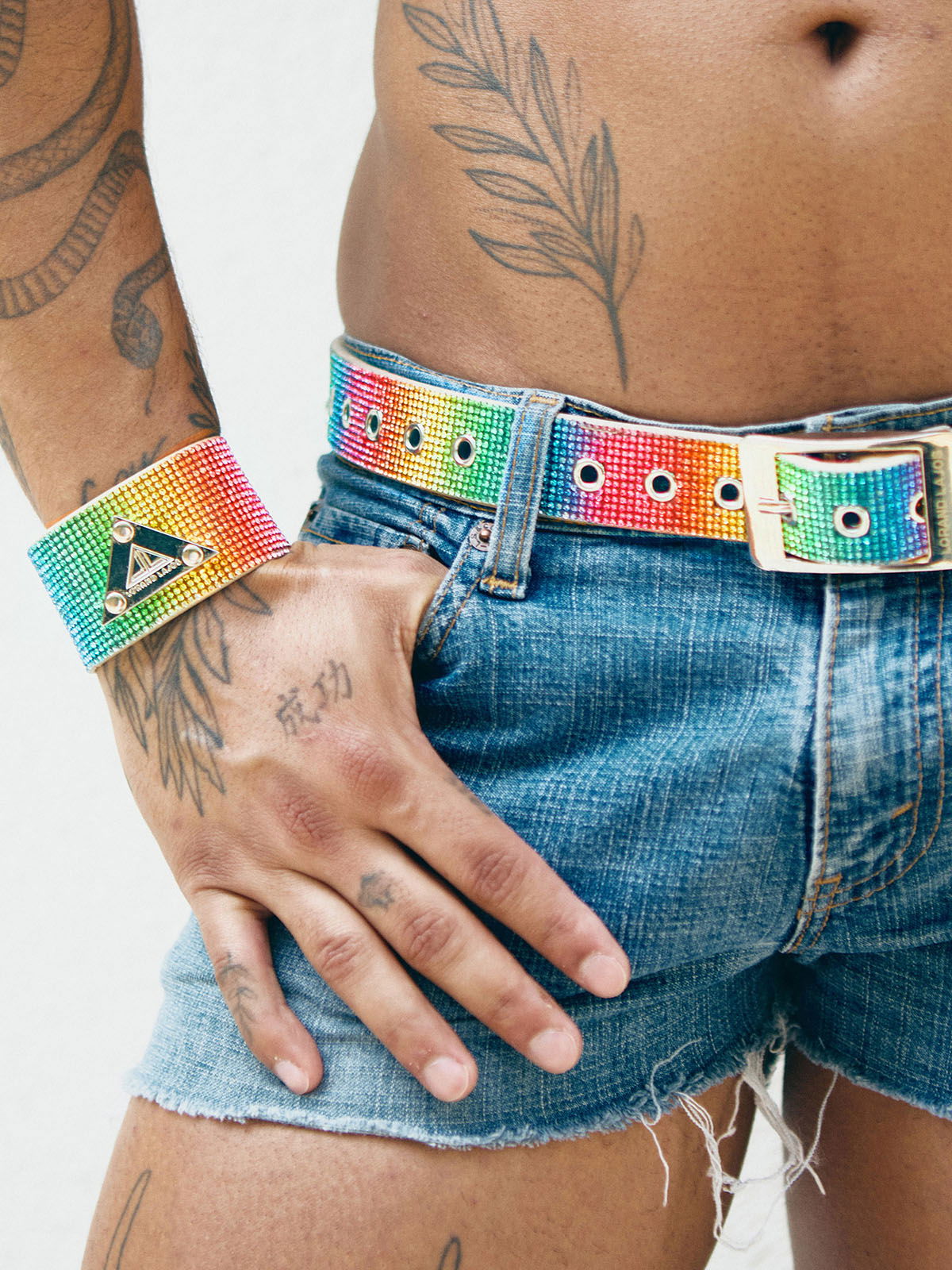 Brunos \ NEU \ Lorand Lajos \ Lorand Lajos rainbow S/M Cuff mit Logo Crystal