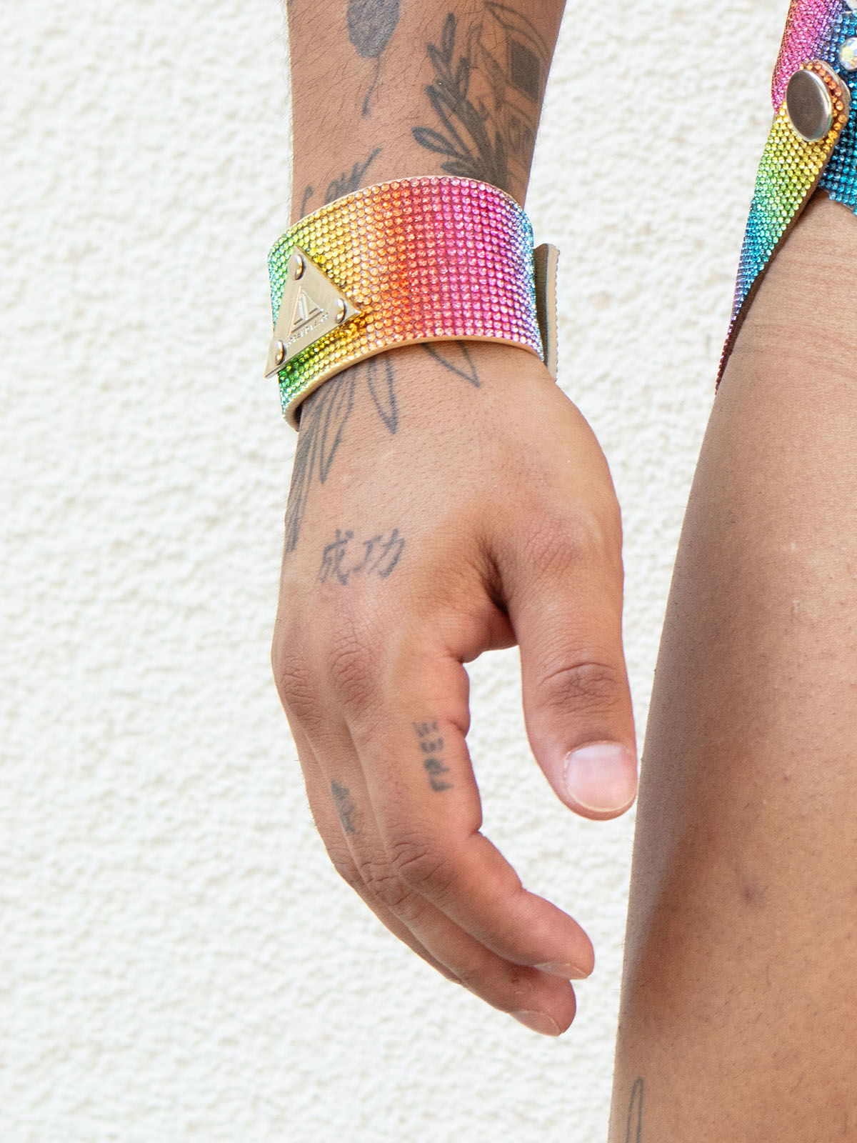 Brunos \ NEU \ Lorand Lajos \ Lorand Lajos rainbow S/M Cuff mit Logo Crystal