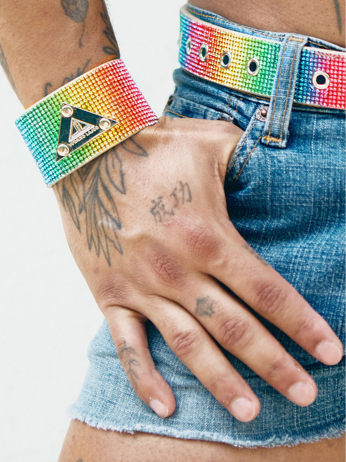 Brunos \ NEU \ Lorand Lajos \ Lorand Lajos rainbow S/M Cuff mit Logo Crystal